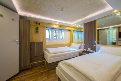 Twin-Cabin
