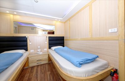 Twin-Cabin